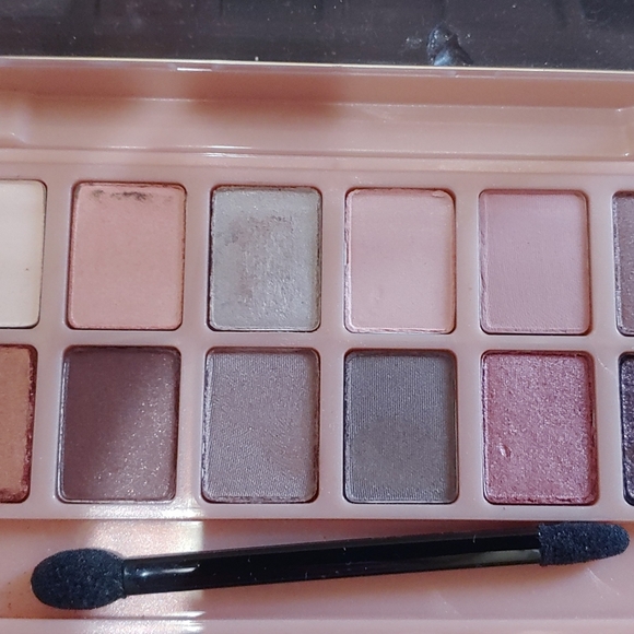 Makeup/eyeshadow - Picture 2 of 5